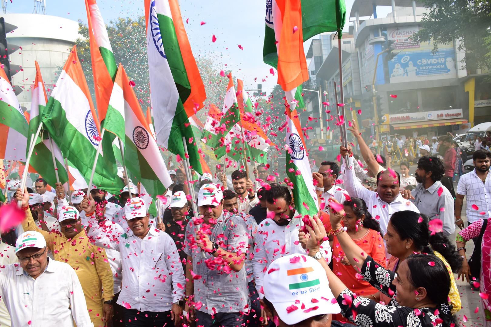 આણંદ બન્યું તિરંગા મય, દેશભક્તિને રંગે રંગાયા નગરજનો