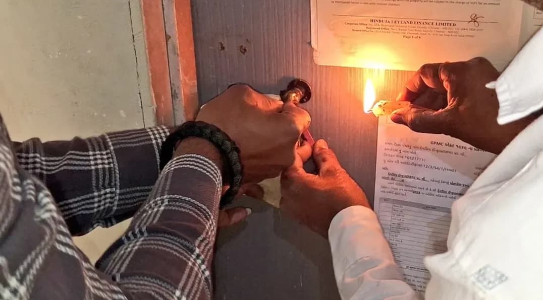 આણંદ મહાનગરપાલિકાના વિવિધ વિસ્તારમાં બાકી વેરો ન ભરનાર ૧૮  કોમર્શિયલ દુકાનો સીલ કરાઈ