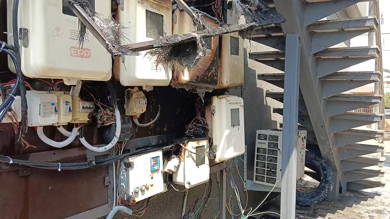 આણંદના 100ફૂટ રોડ પર ઇન્દિરા સ્ટેચ્યૂ પાસે એકાએક આગ લાગી