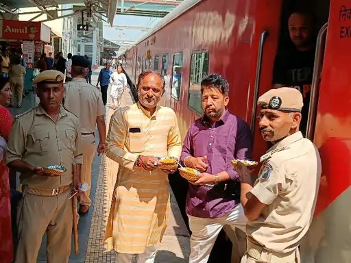 વટવામાં બુલેટ ટ્રેન પ્રોજેક્ટની ક્રેન પડતાં રેલવે વ્યવહારને અસર, નડિયાદમાં જય માનવ સેવા પરિવારે અટવાયેલા મુસાફરોને ચા-નાસ્તો પહોંચાડ્યો