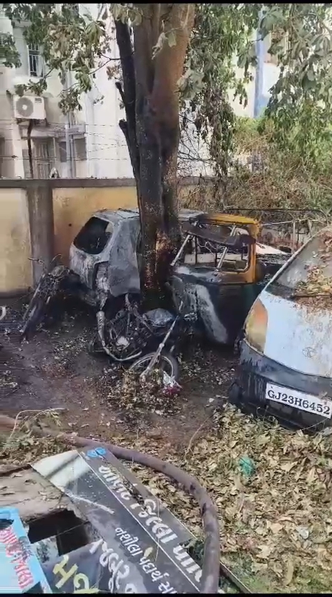 બોરસદ પોલીસ સ્ટેશનમાં દુર્ઘટના: પાર્કિંગમાં લાગેલી આગમાં જપ્ત કરેલા 20 વાહનો બળીને ખાખ