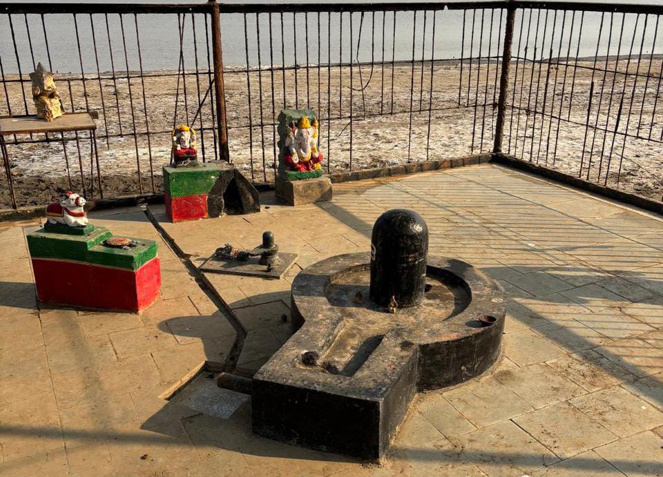 ધુવારણ બીચ પાસે આવેલ ધાર્મિક સ્થળે સ્વચ્છતાને લઇને જાગૃત નાગરિક દ્વારા મેઇલથી રજૂઆત કરાતા તંત્ર એક્શનમાં