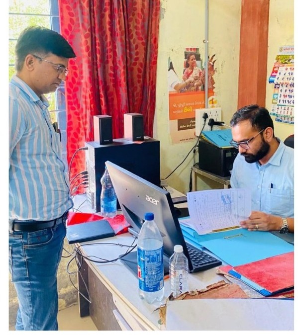 પેટલાદના મદદનીશ કલેકટરે આરડી અને રવીપુરામાં લોકસંવાદ યોજ્યો ગ્રામજનોના પ્રશ્નોનું સ્થળ પર જ નિરાકરણ લાવતા લોકોમાં સંતોષનો માહોલ