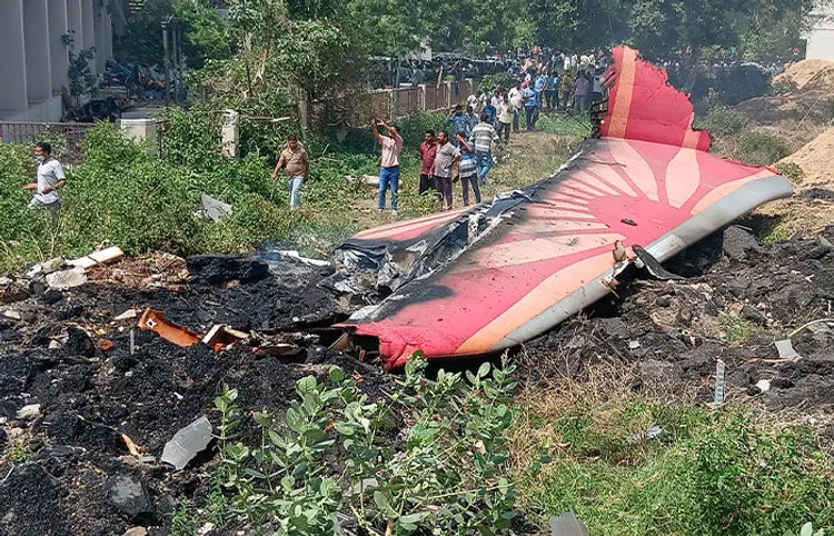 રિકન્સ્ટ્રક્શન પહેલા સ્વસ્થ આરોપીના કાનમાં કંઈક કહેતા લંગડાવા લાગ્યો