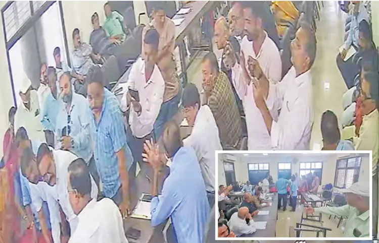 ખંભાત પાલિકાની સભામાં સામાન્ય સભામાં ભાજપ- કોંગ્રેસના સભ્યો સામસામે આવી જતા હંગામો : ખૂરશી- ટેબલો ઊંધા વાળ્યાં