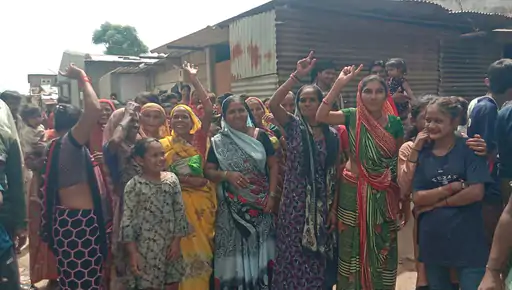 પેટલાદ શહેરના ગોપાલપુરામાં સ્માર્ટ મીટર લગાવતાં મહિલાઓનો ભારે વિરોધ