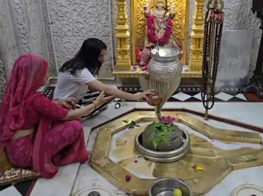 ખેડા જિલ્લાના મંદિરોમાં સવારથી ભક્તોનું ઘોડાપૂર, શિવલિંગ પર જળ-બિલીપત્ર અર્પણ