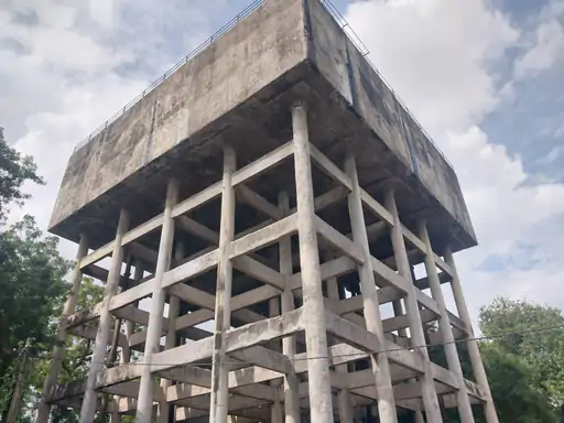 બોરસદ ચોકડી પાસે ઉમા‑ભવન ટાંકીમાં 8 લીકેજ: 35 સોસાયટીમાં પાણી ન પહોંચતાં સ્થાનિકો રોષ