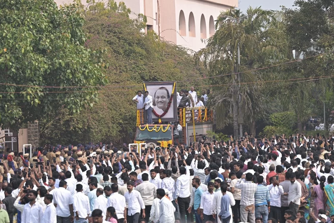 અજિત પવારની અંતિમયાત્રા શરૂ