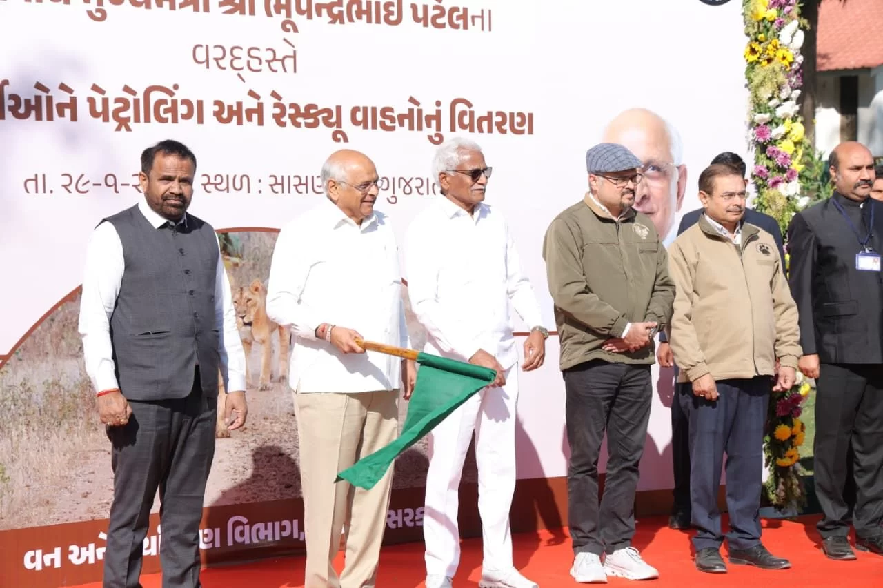 સાસણગીરમાં મુખ્યમંત્રી શ્રી ભૂપેન્દ્ર પટેલે વનકર્મીઓ માટેના 183 વાહનોને ફ્લેગ ઓફ કરાવ્યું