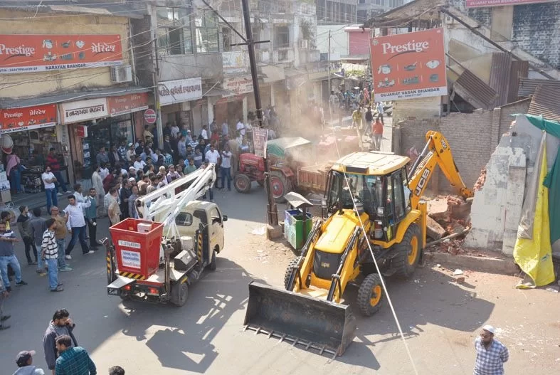 કરમસદ-આણંદ મહાનગરપાલિકાનો બુલડોઝર એક્શન, ટૂંકી ગલી પાસે 20 દુકાનો તોડી રસ્તો ખુલ્લો કર્યો