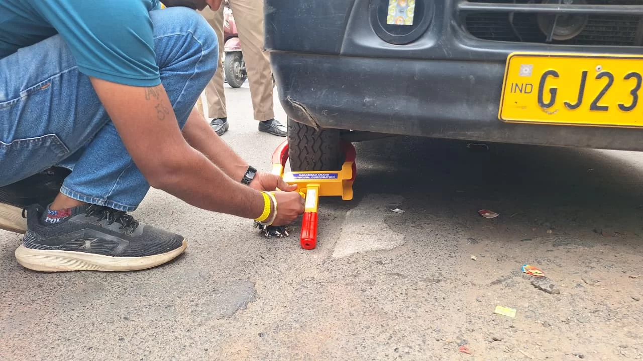 કરમસદ–આણંદમાં ટ્રાફિક નિયમોનું કડક અમલ: નો પાર્કિંગ ઝોનમાં વાહનો લોક કરી ₹200 દંડની કાર્યવાહી