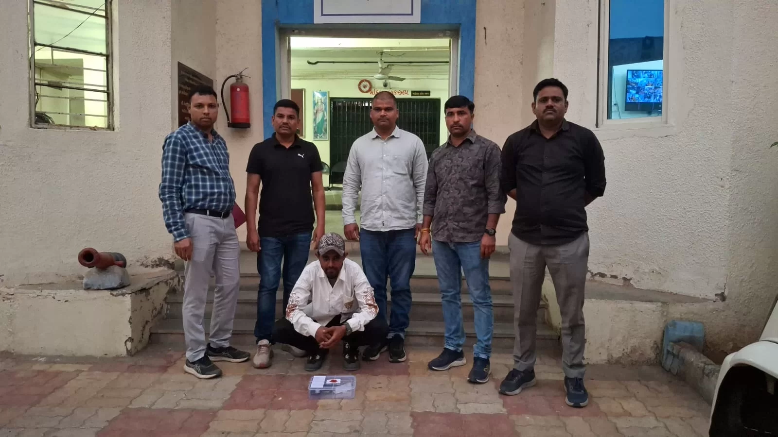 આણંદમાં SOGની મોટી કાર્યવાહી: દેશી હથિયાર બનાવતી રિવોલ્વર સાથે એક ઈસમ ઝડપાયો