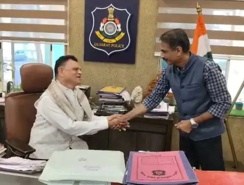 33 વર્ષની સેવા બાદ ગૌરવભર્યું વિદાય સન્માન: નિવૃત્ત ASIને આણંદ SPનો અનોખો આદર