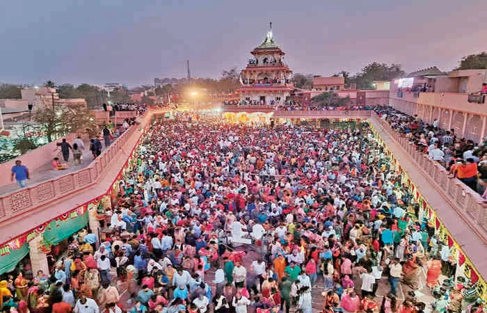 માઘી પૂર્ણિમા વિશેષ: નડિયાદ સંતરામ મંદિરમાં પરંપરાગત રીતે ઉજવાયો ઉત્સવ, સાકરના વરસાદથી મંદિર પરિસર છલકાયું