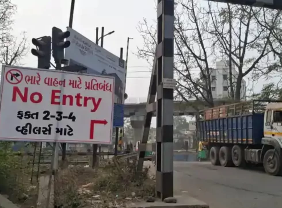 ખંભાત રેલવે ફાટક પાસે ઓવરબ્રિજ નિર્માણ: ભારે અને મધ્યમ વાહનો માટે રૂટ બદલાયો