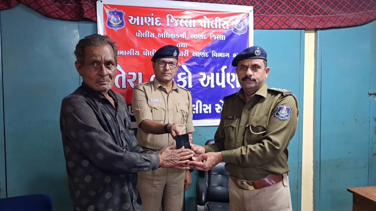‘તેરા તુજકો અર્પણ’ અંતર્ગત આણંદ પોલીસની મોટી સફળતા, ₹5.98 લાખના મોબાઈલ માલિકોને પરત