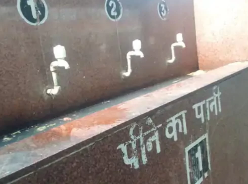 આણંદ રેલ્વે સ્ટેશનના પ્લેટફોર્મ નં. 1 પર પાણીની પરબમાં ગંદકી, મુસાફરોને હાલાકી