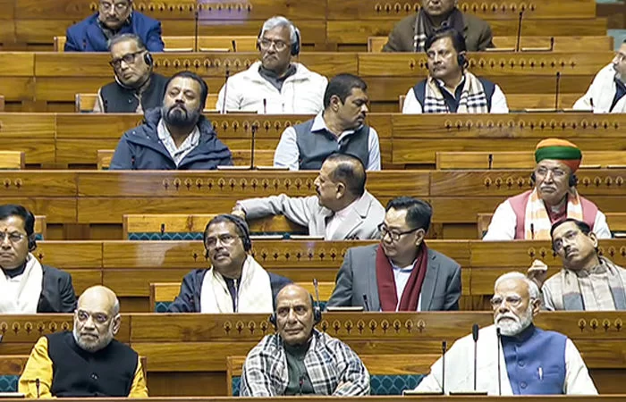 સંસદમાં રણસંગ્રામ: 22 વર્ષનો રેકોર્ડ તૂટ્યો, ભારે હોબાળા વચ્ચે PM મોદીનું ભાષણ અટક્યું