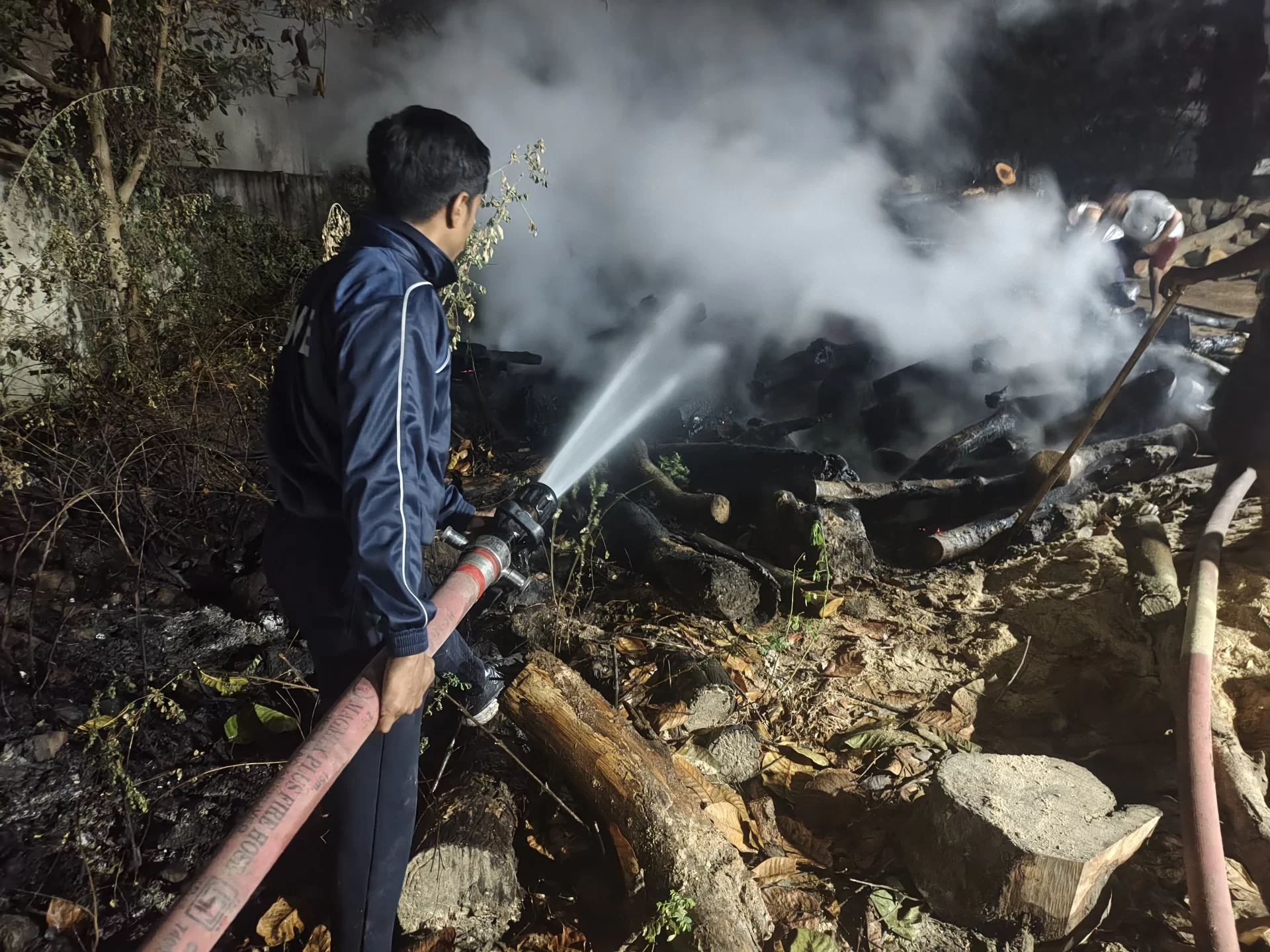 આણંદમાં અંબિકા શો મિલના લાકડાના પીઠામાં ભીષણ આગ, ફાયર બ્રિગેડની બે કલાકની જહેમત બાદ કાબુમાં