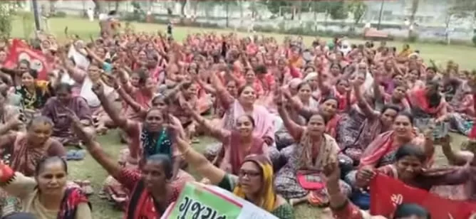 આણંદમાં મહિલા શક્તિનો હુંકાર: 500થી વધુ આંગણવાડી વર્કરો રસ્તા પર ઉતર્યા, પગાર વધારા અને પેન્શન મુદ્દે કલેક્ટર કચેરી ગજવી!