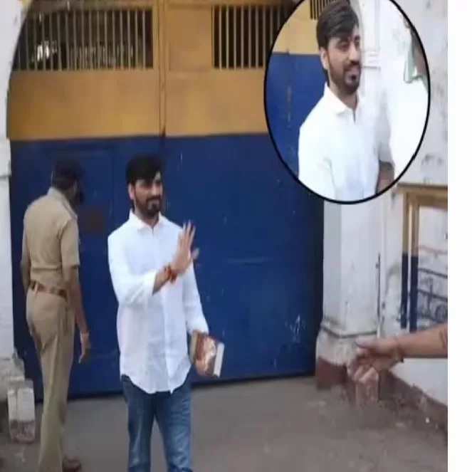 જેલમાંથી બહાર આવતા જયરાજ આહીરે હાથમાં બતાવી ભગવદ્ ગીતા