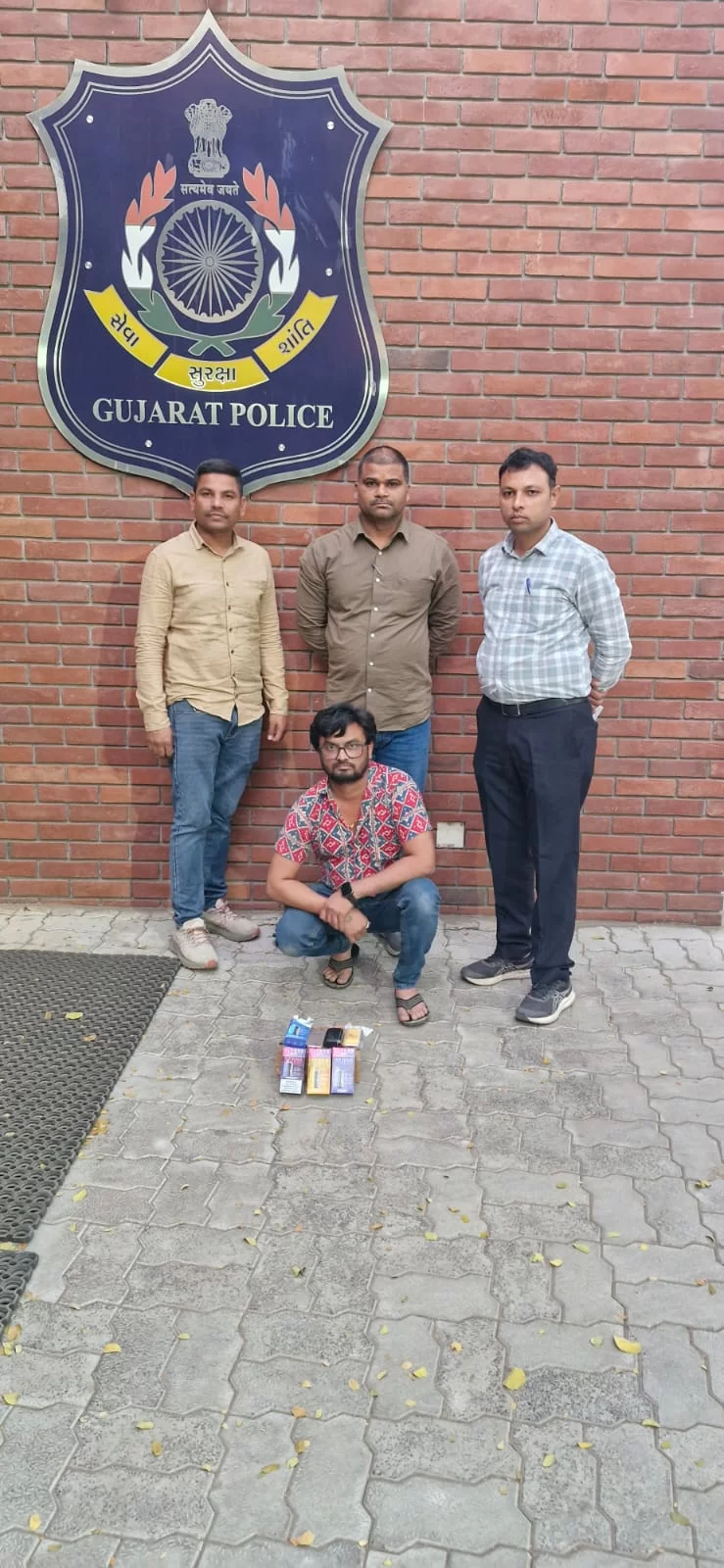 વિદ્યાનગરના ‘ધ વન સ્પા’માંથી પ્રતિબંધિત વિદેશી ઈ-સિગારેટ ઝડપાઈ, SOG પોલીસે તુષાર પટેલની ધરપકડ કરી ₹22,500નો મુદ્દામાલ જપ્ત