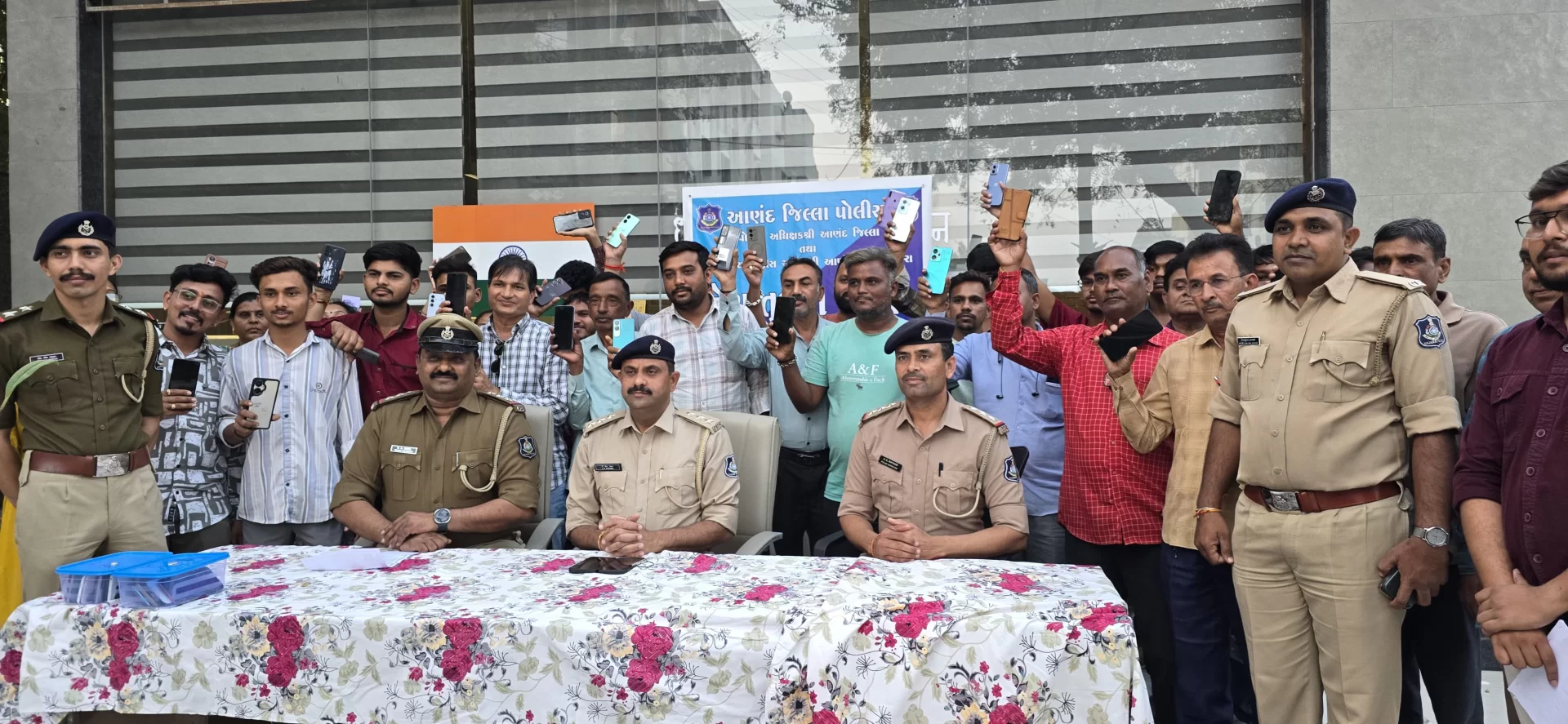 “તેરા તુજકો અર્પણ” અભિયાન હેઠળ વિદ્યાનગર પોલીસે 61 ગુમ મોબાઈલ પરત કર્યા, રૂ. 12.49 લાખની મિલકત મળી