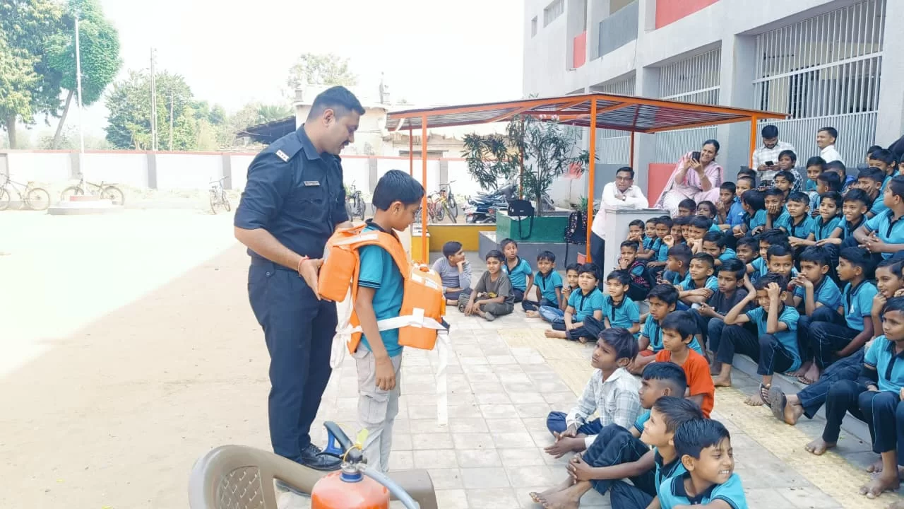 કરમસદ-આણંદ ફાયર બ્રિગેડ દ્વારા વડોદ પ્રાથમિક કુમાર શાળા ખાતે 'ફાયર અવેરનેસ' ટ્રેનિંગ યોજાઈ