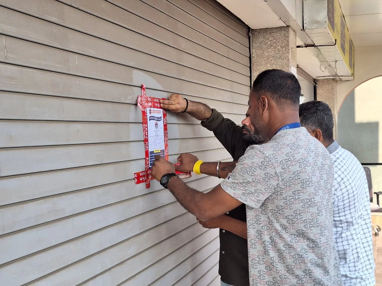 કરમસદ આણંદ મહાનગરપાલિકાની ટીમ દ્વારા બાકી વેરો ન ભરનાર વિદ્યાનગર રોડ ઉપર આવેલી 03 દુકાનો કરવામાં આવી સીલ