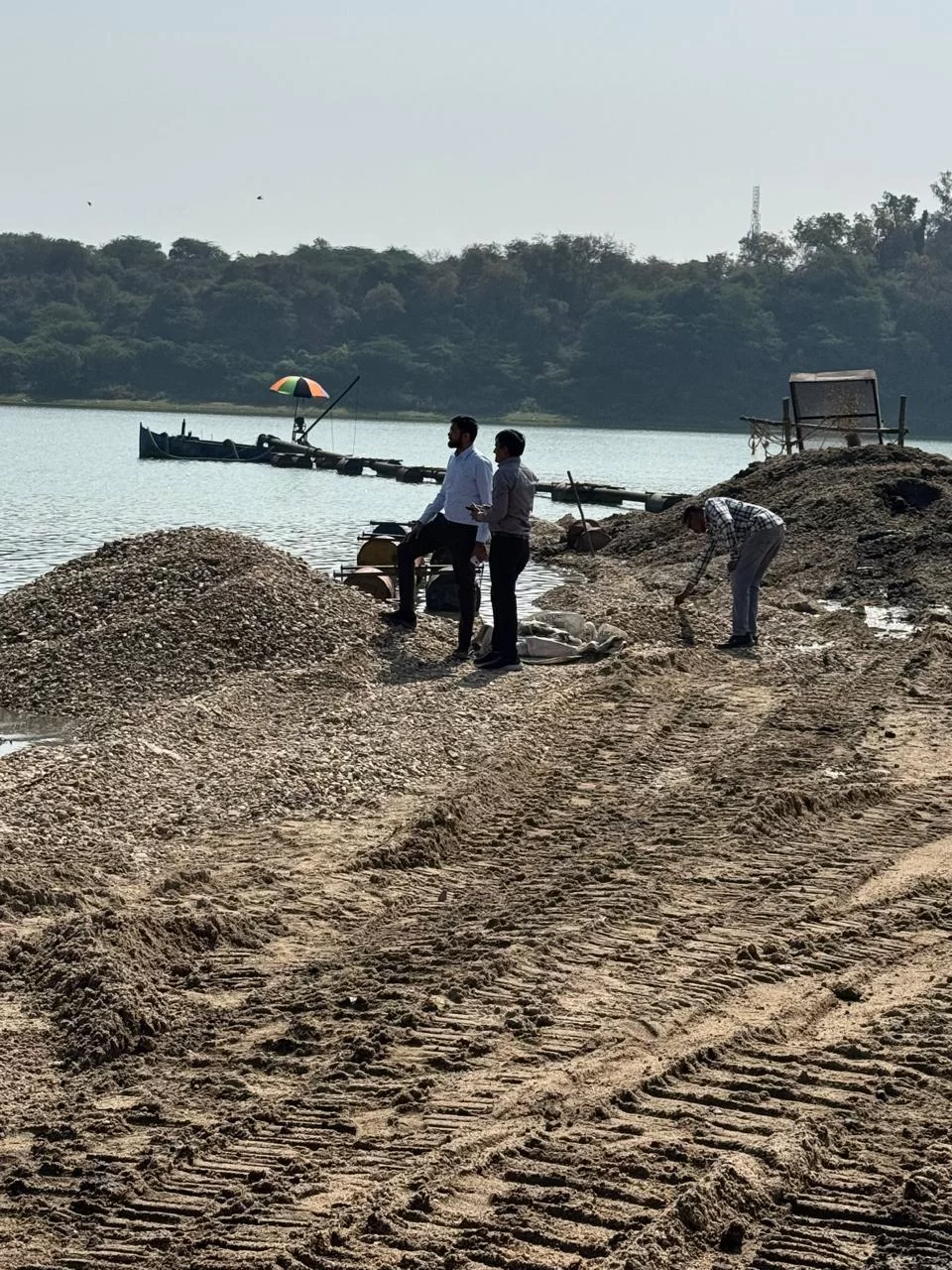 વાસદ મહીસાગરમાં ગેરકાયદેસર રેતી ખનન પર રેડ, ₹4.32 કરોડનો મુદ્દામાલ જપ્ત