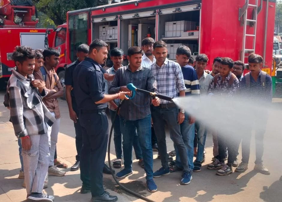 કરમસદ-આણંદ ફાયર સ્ટેશન ખાતે ઉત્તરસંડા ITI ના વિદ્યાર્થીઓ માટે ‘ફાયર અવેરનેસ’ કાર્યક્રમ યોજાયો