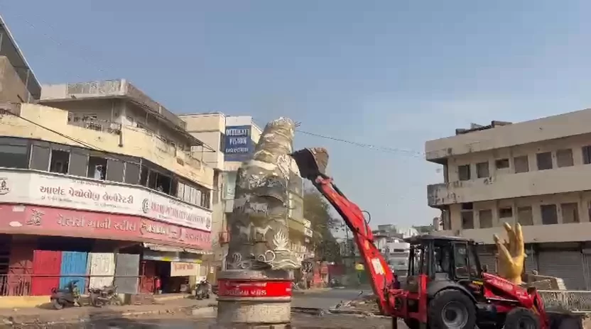 અહિંસા ચોકનો 30 ફૂટનો નડતરરૂપ સ્તંભ તોડી પાડતા માર્ગ ખુલ્લો, હવે હાઇમાસ્ટ ટાવર લગાવવામાં આવશે