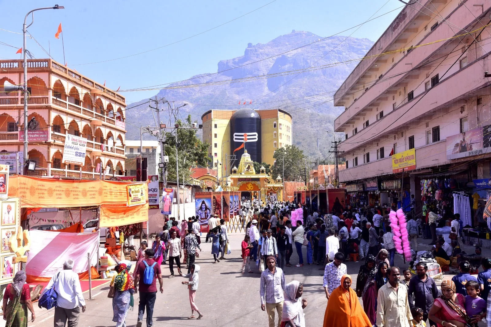 ‘ચપટી ભભૂત મેં હે ખજાના કુબેર કા’: ભવનાથમાં ભભૂતધારી સાધુઓના દર્શન કરવા શ્રદ્ધાળુઓનું કીડિયારું ઉભરાયું.