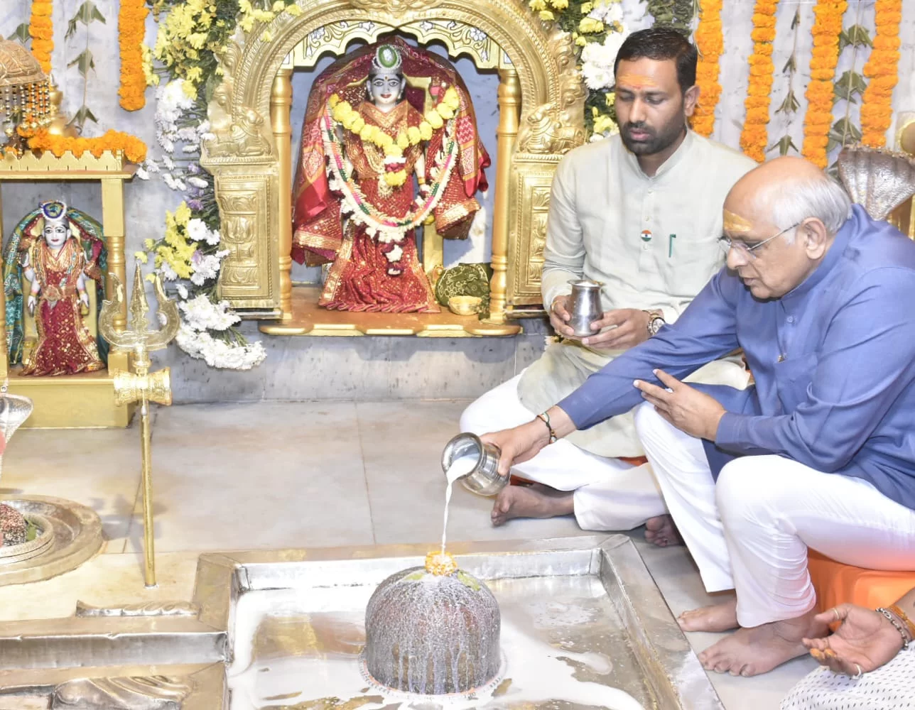 મુખ્યમંત્રી શ્રી ભૂપેન્દ્ર પટેલ મહાશિવરાત્રીના પર્વે સ્વયંભૂ ભવનાથ મહાદેવના શ્રદ્ધાભાવ સાથે પૂજા અર્ચના કરી