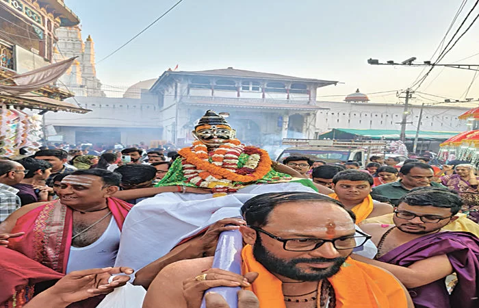 'બમ બમ ભોલે'ના નાદથી ગુંજી ઉઠ્યું ચરોતર: નડિયાદ, આણંદ અને ખેડાના શિવાલયોમાં વહેલી સવારથી ભક્તોની ભારે ભીડ