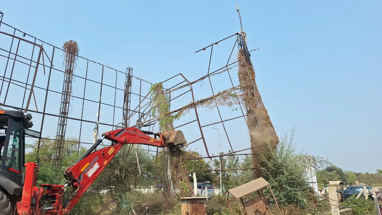 કરમસદ આણંદ મહાનગરપાલિકા દ્વારા ભયજનક જાહેરાતનું સ્ટ્રક્ચર દૂર કરાયું