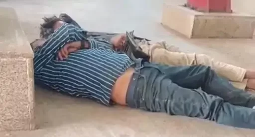 આણંદ રેલ્વે સ્ટેશન પર ચોરીની અનોખી તરકીબ: મુસાફર સાથે સૂવાનો ઢોંગ કરી ખિસ્સાકાતરુએ પાકીટ તફડાવ્યું, લાઈવ વીડિયો વાયરલ!