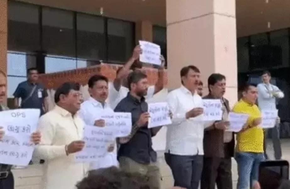 બજેટ પૂર્વે ગાંધીનગરમાં સંગ્રામ: અમિત ચાવડાની આગેવાનીમાં કોંગ્રેસના ધારાસભ્યોનો વિધાનસભા બહાર હોબાળો, જાણો શું છે માંગણીઓ?
