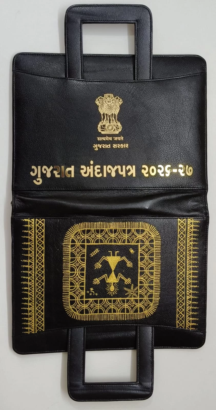પરંપરા અને વિકાસનો સંગમ: 1200 વર્ષ જૂની વારલી આર્ટને બજેટ પોથીમાં સ્થાન, આદિવાસી સંસ્કૃતિનું સન્માન કરતી ગુજરાત સરકાર.