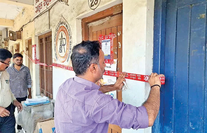 લાઇસન્સ વિના વ્યવસાય? 8 દુકાનો પર મનપાનું સીલ
