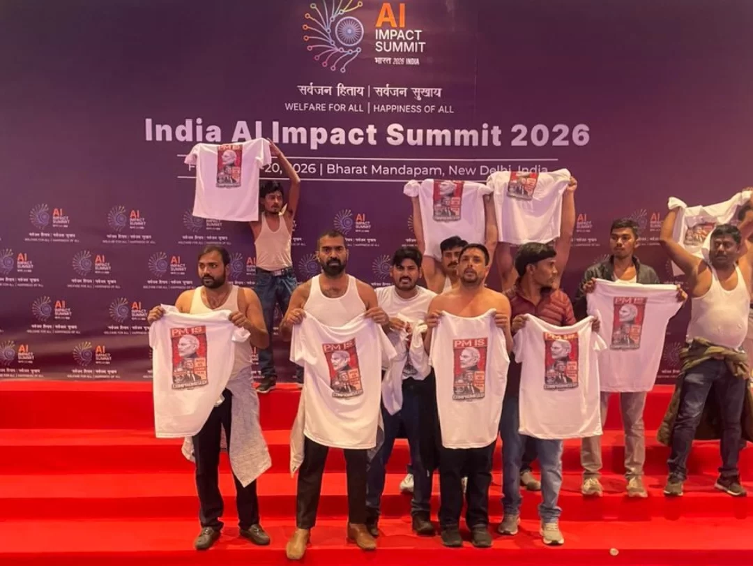 ભારત મંડપમમાં હાઈ-પ્રોફાઇલ AI સમિટ દરમિયાન યુથ કોંગ્રેસનો બખેડો, ટી-શર્ટ ઉતારી કર્યો વિરોધ