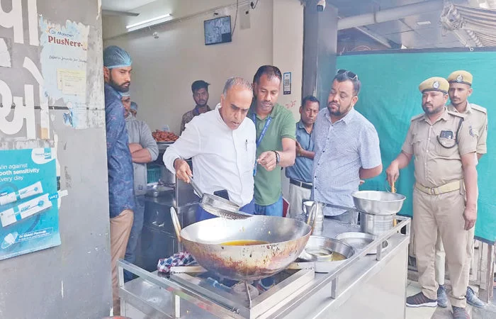 કરમસદ-આણંદ મનપાની કડક કાર્યવાહી: 15 એકમોને ₹71 હજારનો દંડ