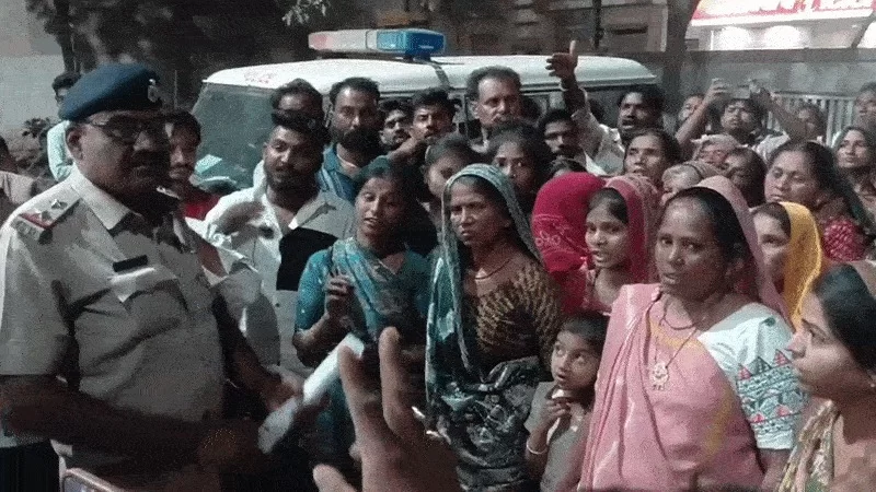 સાવરકુંડલા પોલીસ સ્ટેશન ગુંજી ઉઠ્યું: મહિલાઓનો દારૂ દૂષણ મુદ્દે પ્રચંડ વિરોધ