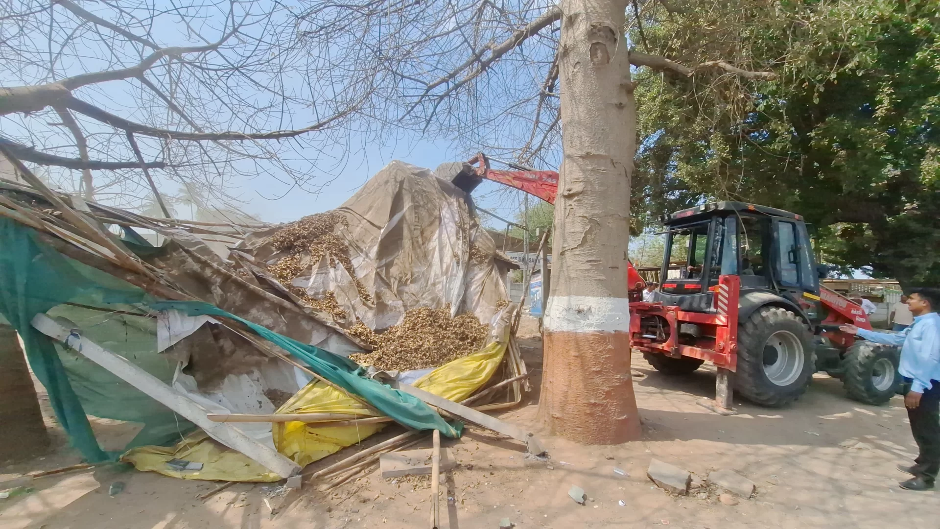 કરમસદ આણંદ મહાનગરપાલિકા દ્વારા લાંભવેલ રોડ ખાતેના ગેરકાયદેસર દબાણ દૂર કરાયા