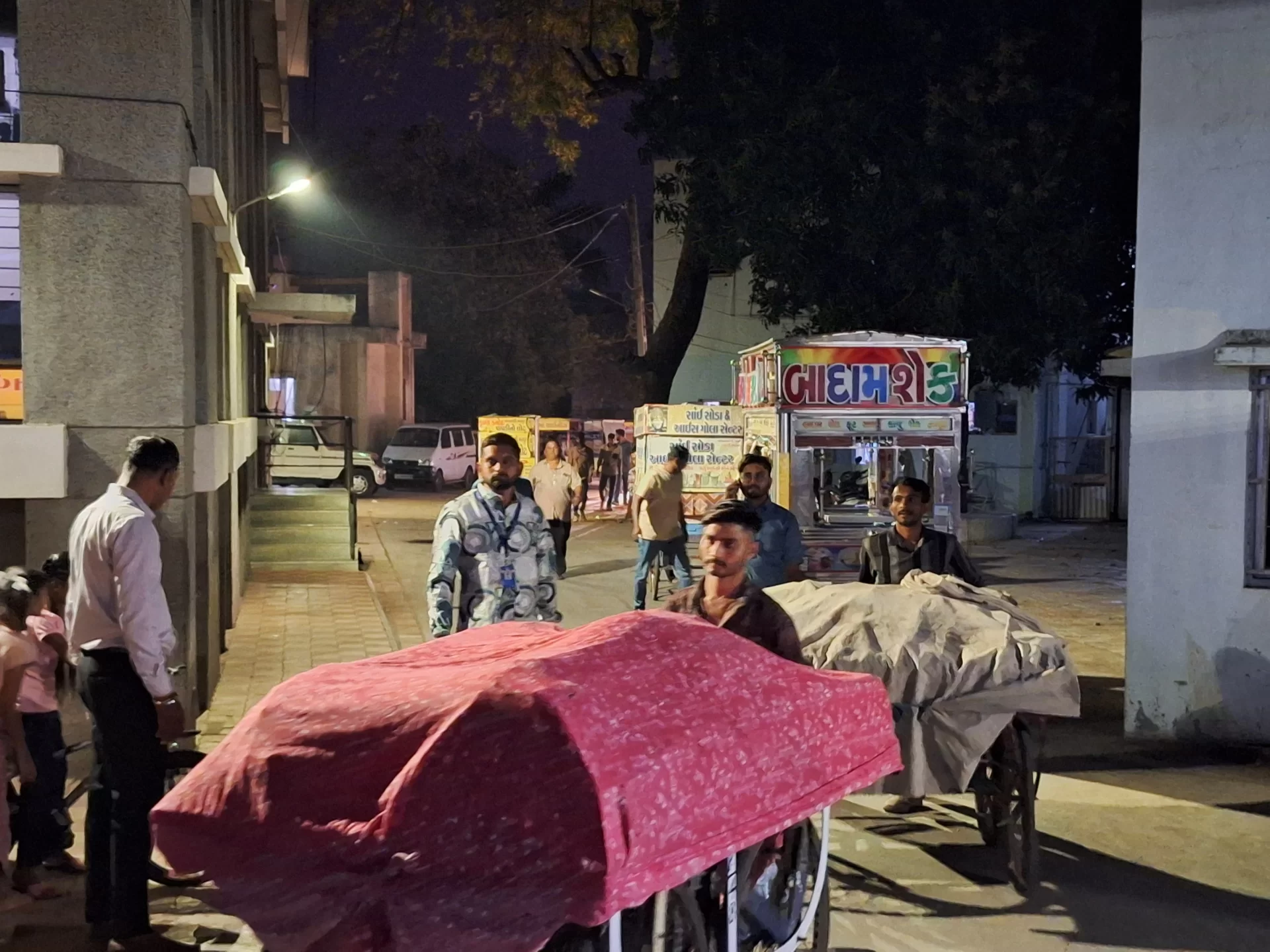 કરમસદ આણંદ મહાનગરપાલિકા દ્વારા ભાઈકાકા સર્કલ પાસેથી જાહેર રસ્તા ઉપર ઉભા રાખવામાં આવતા 10 લારી અને 3 ટેમ્પા કર્યા જપ્ત