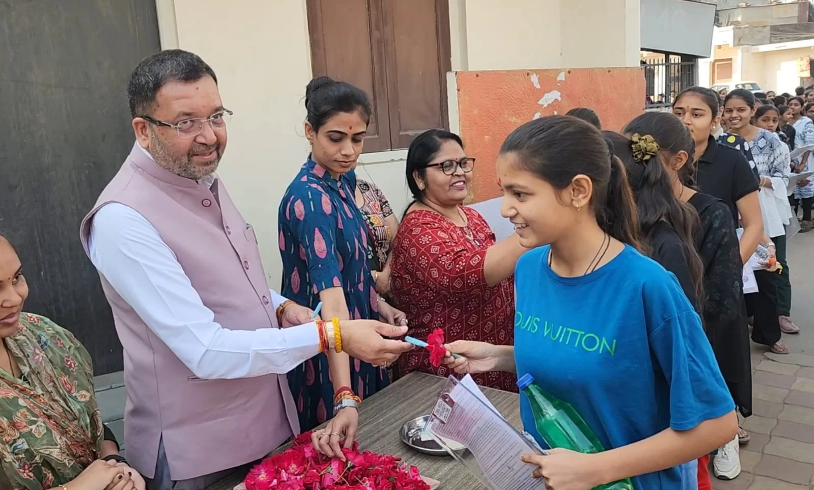 ધોરણ 10 અને ધોરણ 12 ની બોર્ડની પરીક્ષાના વિદ્યાર્થીઓને કુમકુમ તિલક કરી, ગુલાબનું ફૂલ અને પેન આપી આવકારતા સાંસદ શ્રી મિતેશભાઇ પટેલ