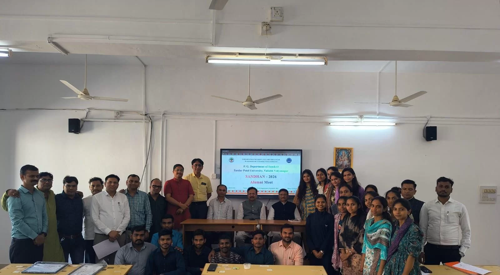 અનુસ્નાતક સંસ્કૃત વિભાગના ભૂતપૂર્વ વિદ્યાર્થીઓના રૂ. 92,200ના આર્થિક સહયોગથી સ્માર્ટ ક્લાસમાં AC અને નવીનીકરણની સુવિધા ઉપલબ્ધ કરાવાઈ