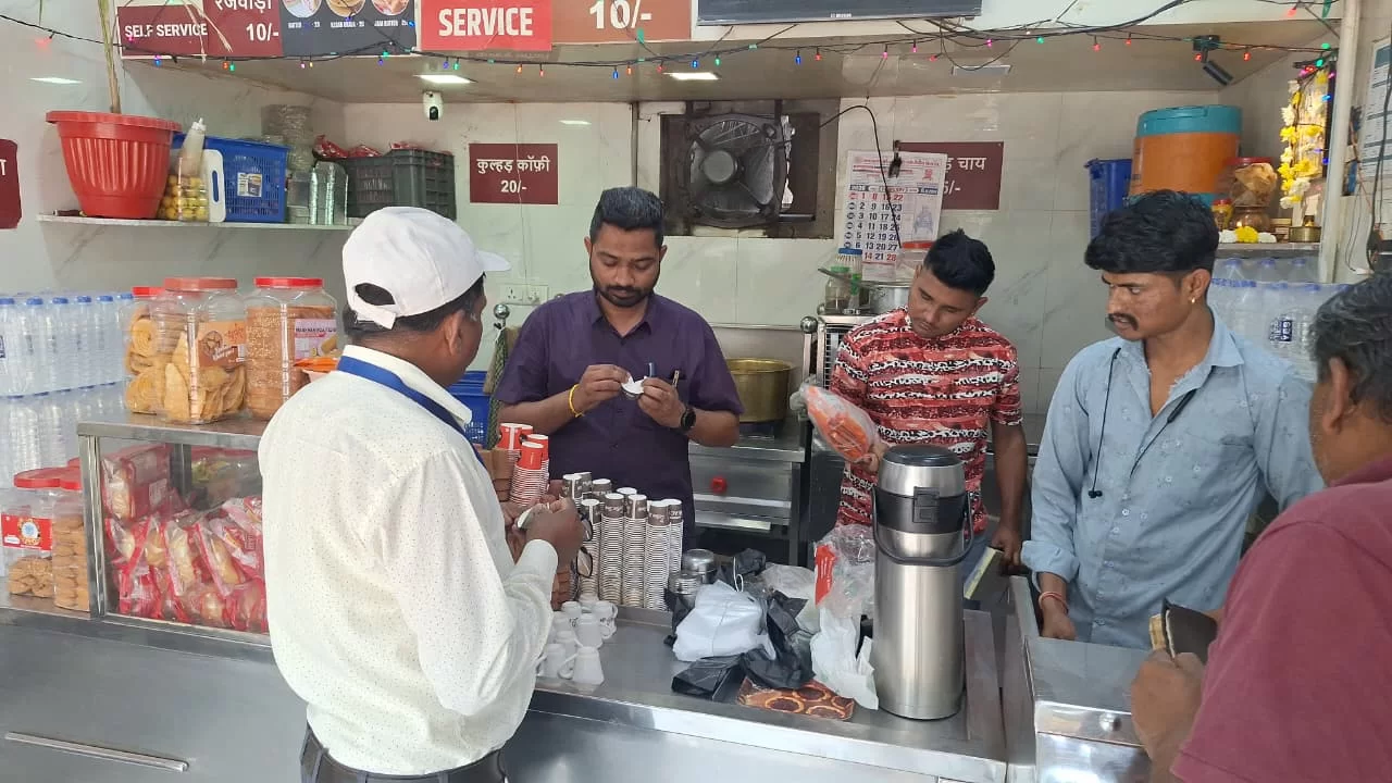 આણંદ મહાનગરપાલિકાની સખ્ત કાર્યવાહી: પ્રતિબંધિત ચા કપ વેચતા 7 વેપારીઓ દંડાયા