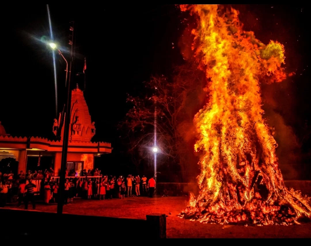 હોલિકા દહન સમયે કેટલી વખત કરવી જોઈએ પ્રદક્ષિણા? જાણો 5 મહત્ત્વના નિયમ